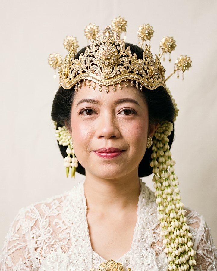 Anisa Marliana berbusana pengantin Sunda