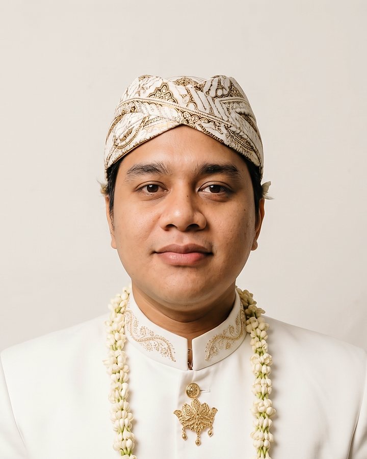 Rangga Hamdan berbusana pengantin Sunda